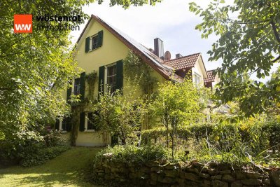 DHH in ruhiger Lage mit traumhaftem,  eingewachsenen Garten!