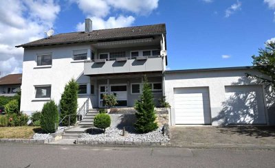 Freistehendes Zweifamilienhaus mit Garten und Doppelgarage in gefragter Wohnlage!