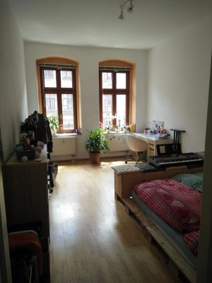 Teilmöbliertes WG-Zimmer mit Balkonnutzung