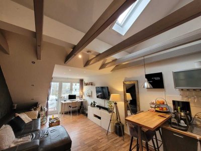 Schön geschnittene moderne 2,5 Zimmer DG Maisonnette Wohnung mit Charme in super Lage (teilmöbliert)