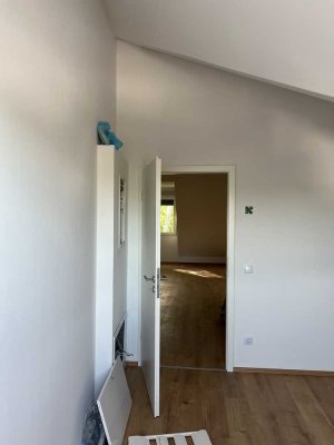 Erstbezug nach Sanierung: geräumige 2,5 Zimmer-DG Wohnung mit gehobener Innenausstattung