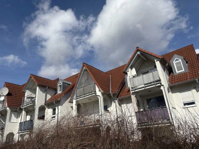 Helle Dachgeschosswohnung mit Balkon, Einbauküche und Stellplatz