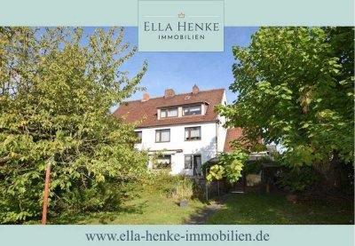 Charmante, gemütliche Doppelhaushälfte zum Modernisieren mit schönem, großem Garten.