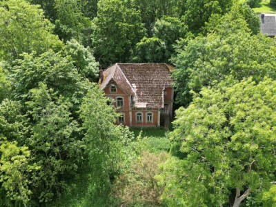 Historisches Anwesen in Küstennähe – Villa von 1909 mit viel Land und Entwicklungspotenzial