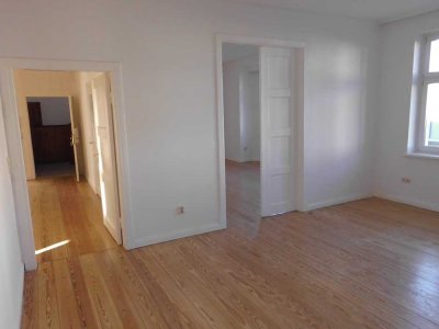Charmante Altbauwohnung mit Wintergarten und Erker