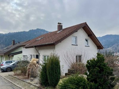 Gepflegtes Zweifamilienhaus mit traumhafter Aussicht in ruhiger Lage von Weisenbach!