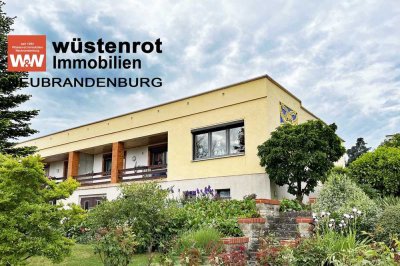 MIT TIEFGARAGE UND NEUER HEIZUNG: GROSSZÜGIGES WOHNEN AUF EINER EBENE MIT EINBAUKÜCHE UND ZWEI BÄDER