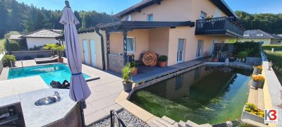 K3 präsentiert Wohnung mit Pool, Teich, Einliegerwohnung und Doppelcarport in absoluter Ruhelage