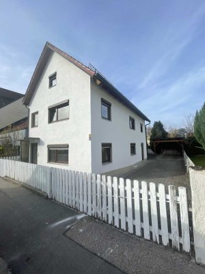 Sehr gepflegtes Reihenendhaus mit 6 Zimmern, Nebengebäude und Carport im Zentrum von Dingolfing