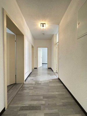 Sofort frei und frisch renoviert:
Zentrale, ruhig gelegene 3-Zimmer EG-Whg. mit zus. extra DG-Zimmer