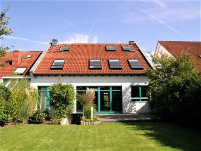 Frankfurt-Süd, außergewöhnliches Haus mit großem Garten, Garage, EBK und Sauna.