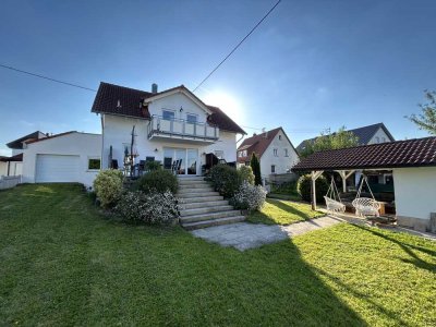 Wohnung mit fünf Zimmern sowie Garten, Balkon und Einbauküche in Weissach