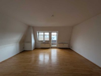 renovierte 4-Zimmer-Balkonwohnung im Herrenhaus