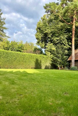 Wertvoll, perfekt + techn. herrvorragend, kleinere Villa aus 2013 + massivem Nebenhaus im Garten!