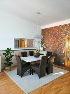 Helle, sonnige Dachgeschoss/Penthousewohnung mit hohen Decken!