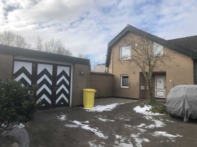 Freundliche und modernisierte 2,5-Raum-DG-Wohnung mit Einbauküche in Tönning