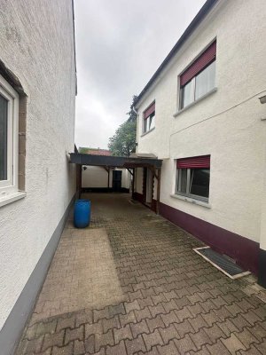 Einfamilienhaus mit Hof Garten und Carport.