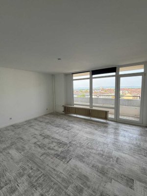 Renovierte, geräumige  4ZKBB Wohnung   !