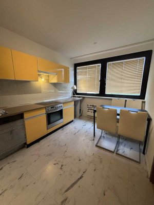 Helle 2-Zimmer-Wohnung mit Balkon, Garagenstellplatz und Einbauküche
