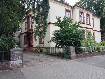 Wohnung in einer zentralen Stadtvilla mit Garten
