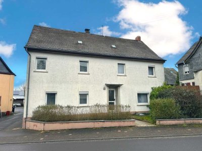 Einfamilienhaus mit großem Grundstück und Nebengebäuden