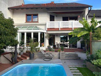 Lichtdurchflutetes modernes Haus mit Garten und Pool