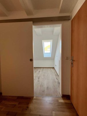 Neu sanierte 2-Raum-Dachgeschosswohnung in Augsburg direkt bei der Wertach