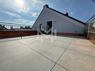 Erstbezug nach Kernsanierung -  Penthousewohnung mit großer Dachterrasse und herrlicher Aussicht !