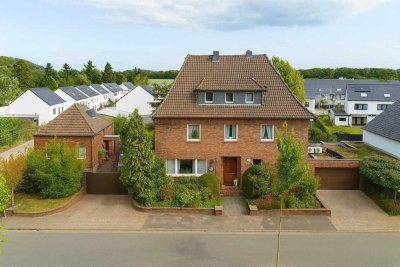 Prächtige Stadtvilla mit Pool & romantischem Garten in begehrter Lage von Kamp-Lintfort