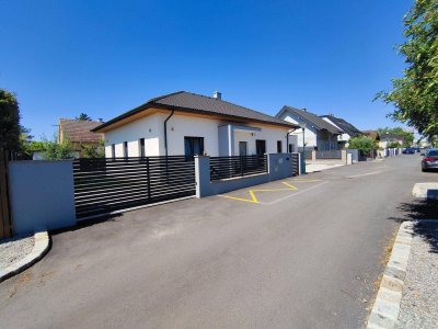 Exklusiver Bungalow in Grünruhelage ein Wohnen auf höchstem Niveau mit Pool und Smart-Home-System