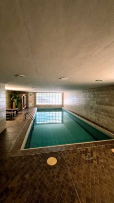 Exklusive Wohnung mit großzügiger Dachterrasse, Pool, Sauna und mehr – sofort bezugsfrei