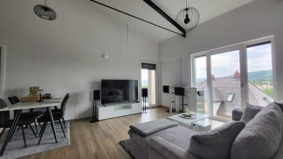 Moderne 3-Zimmer-Dachgeschosswohnung mit traumhaftem Mainblick – teilmöbliert