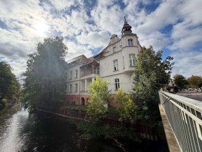 Traumhafte Altbauwohnung am Wasser