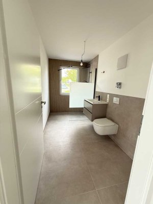 Moderne 2-Zimmer-Wohnung mit Balkon und großzügiger Terrasse.