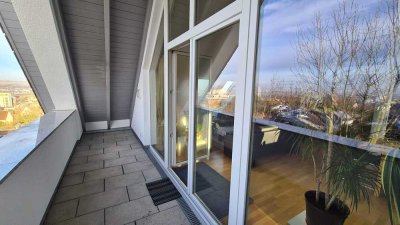 außergewöhnliche, helle 4-Zimmer Dachgeschosswohnung