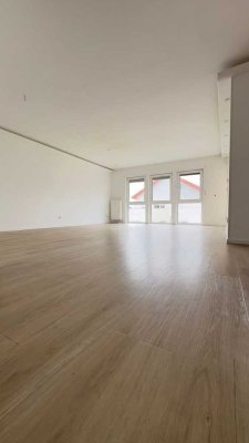 Geschmackvolle, modernisierte 4-Raum-Wohnung mit lux. Innenausstattung mit Balkon und EBK