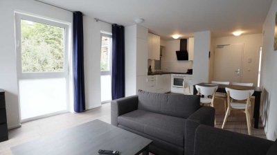 Neuwertige, moderne Wohnung mit großem Balkon in ruhigem Hinterhaus