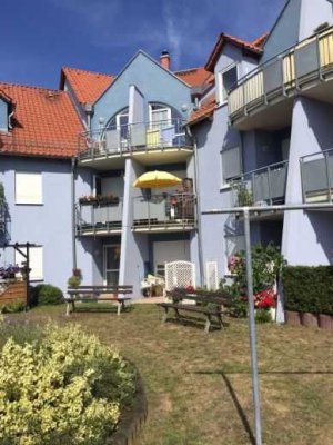 Hübsche Dachgeschosswohnung, Balkon und Wannenbad,  Blick ins Grüne, Stellplatz