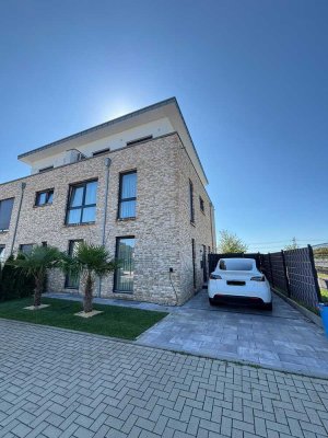 Moderne Doppelhaushälfte mit Garten und Pool in Top-Lage