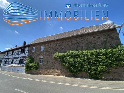 Denkmalgeschützte Hofanlage - Einfamilienhaus mit Stallungen - umfangreiche Ausbauchancen