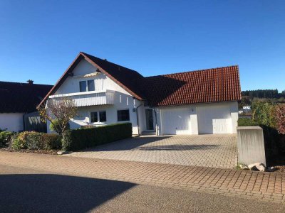 Geräumiges, Zweifamilienhaus mit Anliegerwohnung in Waldachtal