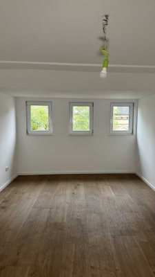 Sanierte Dachgeschoss Wohnung in der Einkaufsstraße von Krefeld Uerdingen zu vermieten