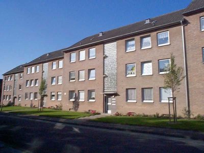Wir renovieren für Sie - schöne Zimmer-Wohnung mit Balkon inRheindahlen
