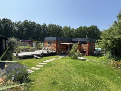 Junges Holzhaus an der Ems