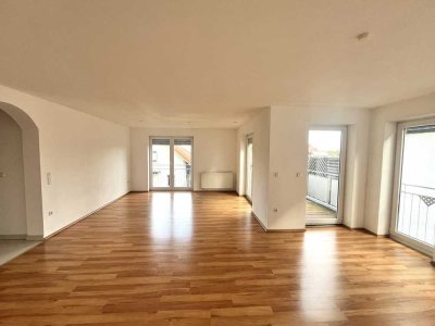 *Zentrale, neuwertige und lichtdurchflutete Wohnung im 1.OG zu verkaufen* Laichingen