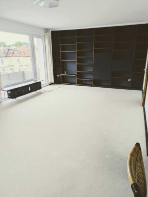 Helle, sonnige 4-Zimmer-Wohnung mit 3 Balkonen und Fahrstuhl in Lübeck