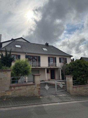 Großzügiges Einfamilienhaus mit Garten, Kamin & 2 Garagen in zentraler Lage von Bad Dürkheim