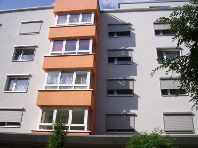Schöne, helle 2 ZKB mit Erkerfenster und Balkon