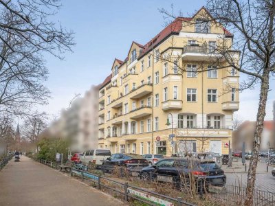 Berlin-Samariterviertel: Vermietete 2-Zimmer-Altbauwohnung mit Balkon, Keller und Aufzug