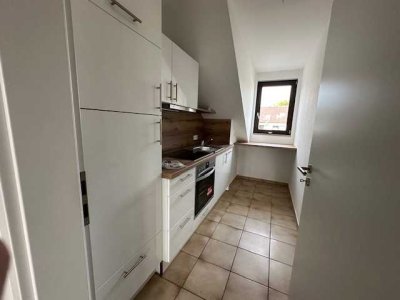 2-Zimmer-DG Wohnung in Aschaffenburg, Loggia mit Blick ins Grüne und ....